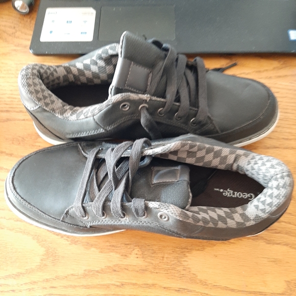 Man's Shoes - Picture 5 of 8